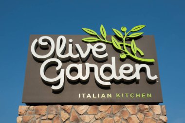 BLOOMINGTON, MN, ABD - 13 Temmuz 2023 Olive Garden restoranının dış tabela ve ticari marka logosu.