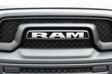 STILLWATER, MN, ABD - 16 Temmuz 2023 Dodge RAM amblemi yakın plan ve ticari marka logosu.