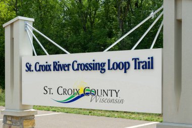 HOULTON, WI, ABD - 16 Temmuz 2023: St. Croix Nehri Geçiş Döngüsü Yol İşareti ve ticari marka logosu.