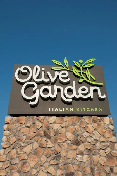 Bloomington Usa Lipiec 2023 Znaki Zewnętrzne Restauracji Olive Garden Logo — Zdjęcie stockowe