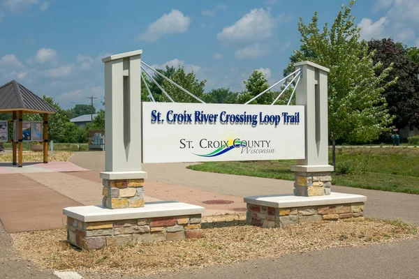 美国密歇根州胡尔顿市 2023年7月16日 圣克罗伊河过街天桥路标和商标标志 — 图库照片