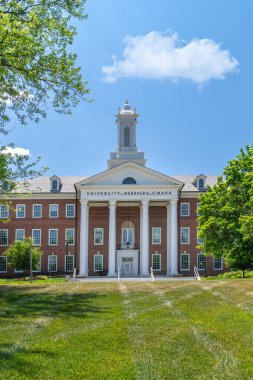 OMAHA, NE, ABD - 23 Haziran 2023: Nebraska Üniversitesi Kampüsü Eppley Yönetim Binası.