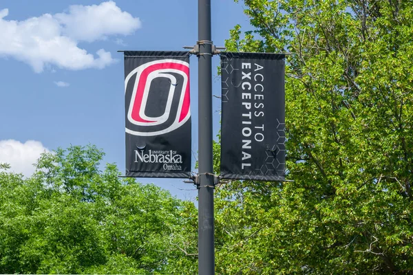 2023年6月23日 ネブラスカ大学オマハ校の校旗 — ストック写真