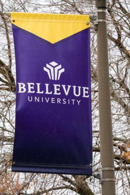 BELLEVUE, NE, ABD - 4 Kasım 2022: Bellevue Üniversitesi kampüsünde üniversite bayrağı.