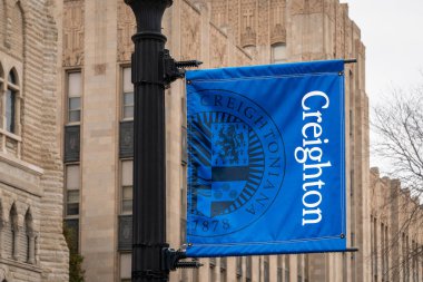 OMAHA, NE, ABD - 4 Kasım 2022 Creighton Üniversitesi Kampüs bayrağı.