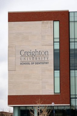 OMAHA, NE, ABD - 4 Kasım 2022: Creighton Üniversitesi kampüsündeki Diş Hekimliği Okulu.