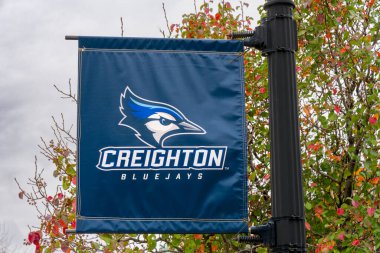 OMAHA, NE, ABD - 4 Kasım 2022: Creighton Üniversitesi 'nde Bluejays kampüs bayrağı.