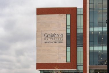 OMAHA, NE, ABD - 4 Kasım 2022: Creighton Üniversitesi kampüsündeki Diş Hekimliği Okulu.