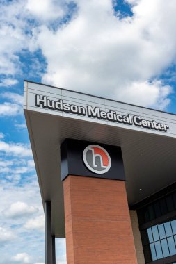 HUDSON, WI, ABD - 5 Temmuz 2023: Hudson Tıp Merkezi dış ve ticari marka logosu.