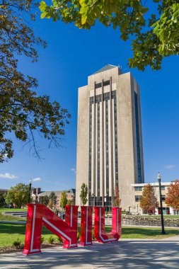 DEKALB, IL, ABD - 17 Ekim 2023: Kuzey Illinois Üniversitesi Kampüsündeki Üniversite Mektupları.