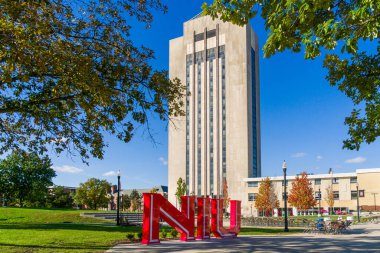 DEKALB, IL, ABD - 17 Ekim 2023: Kuzey Illinois Üniversitesi Kampüsündeki Üniversite Mektupları.