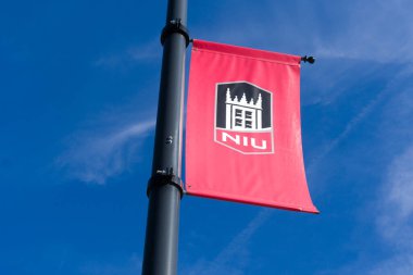 DEKALB, IL, ABD - 17 Ekim 2023: Kuzey Illinois Üniversitesi kampüsünde üniversite bayrağı.