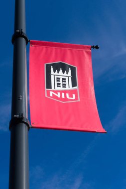 DEKALB, IL, ABD - 17 Ekim 2023: Kuzey Illinois Üniversitesi kampüsünde üniversite bayrağı.