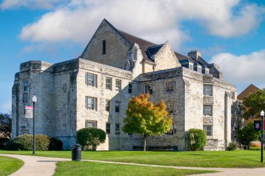 DEKALB, IL, ABD - 17 Ekim 2023: Adams Hall Kuzey Illinois Üniversitesi Kampüsü.