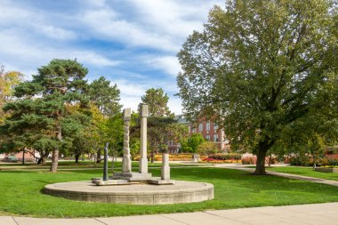 NORMAL, IL, ABD - 18 Ekim 2023: Illinois Eyalet Üniversitesi kampüsündeki Harabeler IV Heykeli ve Alışveriş Merkezi.