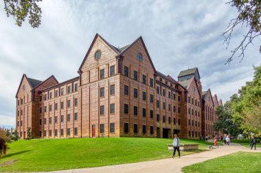 NORMAL, IL, ABD - 18 Ekim 2023: Illinois Devlet Üniversitesi 'nde tanımlanamayan şahıslar ve Devlet Çiftlik Salonu.