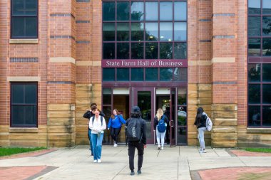 NORMAL, IL, ABD - 18 Ekim 2023: Illinois Devlet Üniversitesi 'nde tanımlanamayan şahıslar ve Devlet Çiftlik Salonu.