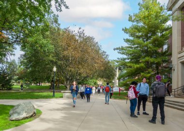 NORMAL, IL, ABD - 18 Ekim 2023: Illinois Eyalet Üniversitesi kampüsünde tanımlanamayan bireyler ve yürüyüş yolu.