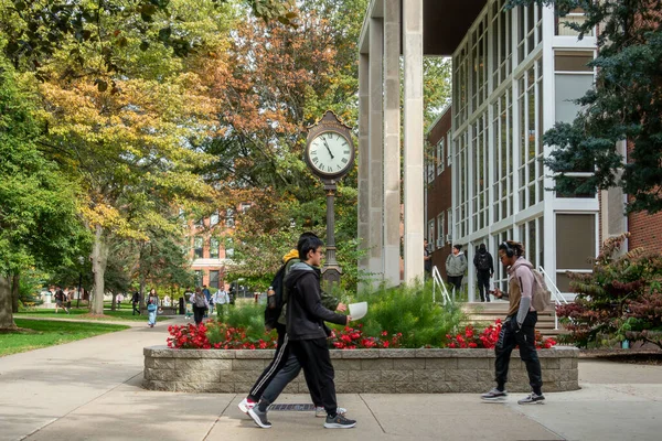 NORMAL, IL, ABD - 18 Ekim 2023: Illinois Eyalet Üniversitesi kampüsünde tanımlanamayan kişiler ve okul saati.