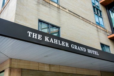 ROCHESTER, MN, ABD - 21 Ekim 2023: Kahler Grand Hotel dış ve ticari marka logosu.