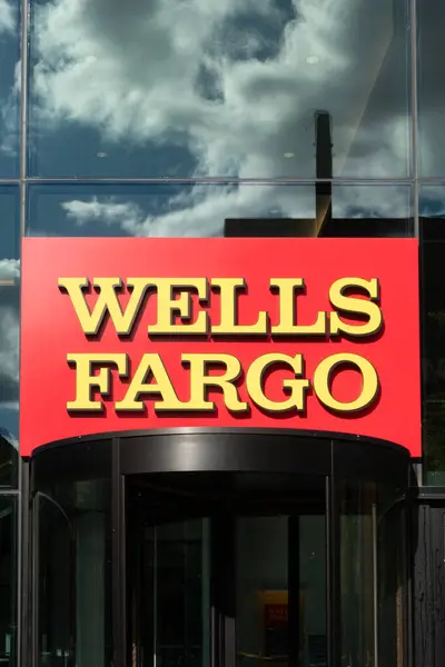 Rochester Сша October 2023 Зовнішній Вигляд Банку Wells Fargo Логотип — стокове фото