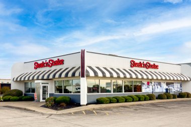 NORMAL, IL, ABD - 18 Ekim 2023: Steak and Shake resturAunt dış ve ticari marka logosu.