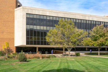 SPRINGFIELD, IL, ABD - 18 Ekim 2023: İllinois Springfield Üniversitesi kampüsündeki Halkla İlişkiler Merkezi ve Sangamon Oditoryumu.