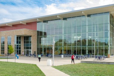 SPRINGFIELD, IL, ABD - 18 Ekim 2023: Illinois Springfield Üniversitesi kampüsünde öğrenci birliği ve kimliği belirsiz kişiler.