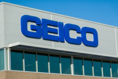 IOWA CITY, IA, ABD - 20 Ekim 2023: Geico bölge merkez binası dış ve ticari marka logosu.