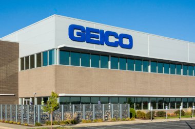 IOWA CITY, IA, ABD - 20 Ekim 2023: Geico bölge merkez binası dış ve ticari marka logosu.