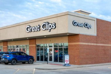 SPRINGFIELD, IL, ABD - 18 Ekim 2023: Great Clips perakende mağazası dış ve ticari marka logosu.