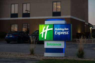 CEDAR RAPIDS, IA, ABD - 20 Ekim 2023: Holiday Inn Express dış tabela ve ticari marka logosu.