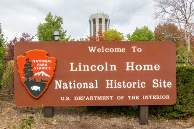 SPRINGFIELD, IL, ABD - 18 Ekim 2023: Lincoln Home National Historic Site girişi ve ticari marka logosu.