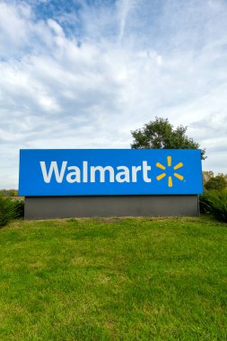 SPRINGFIELD, IL, ABD - 18 Ekim 2023: Walmart perakende mağazasının dış girişi ve ticari marka logosu.