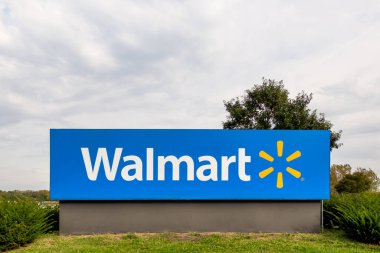 SPRINGFIELD, IL, ABD - 18 Ekim 2023: Walmart perakende mağazasının dış girişi ve ticari marka logosu.