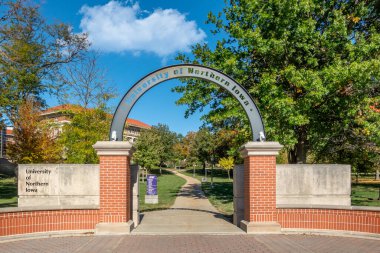 CEDAR FALls, IA, ABD - 21 Ekim 2023: Kuzey Iowa Üniversitesi kampüsüne giriş duvarı.