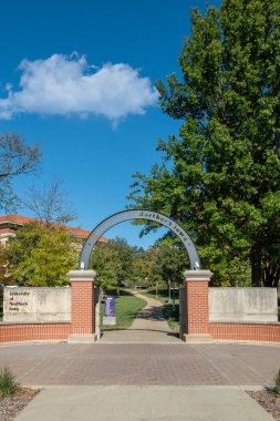 CEDAR FALls, IA, ABD - 21 Ekim 2023: Kuzey Iowa Üniversitesi kampüsüne giriş duvarı.