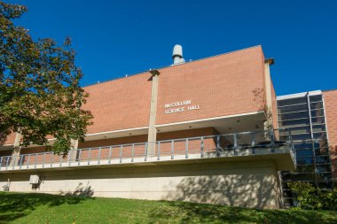 CEDAR FALLS, IA, ABD - 21 Ekim 2023: McCollum Bilim Salonu Kuzey Iowa Üniversitesi kampüsü.