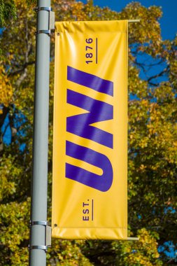 CEDAR FALls, IA, ABD - 21 Ekim 2023: Kuzey Iowa Üniversitesi kampüsünde UNI bayrağı.