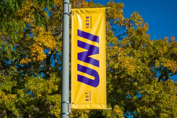 CEDAR FALls, IA, ABD - 21 Ekim 2023: Kuzey Iowa Üniversitesi kampüsünde UNI bayrağı.