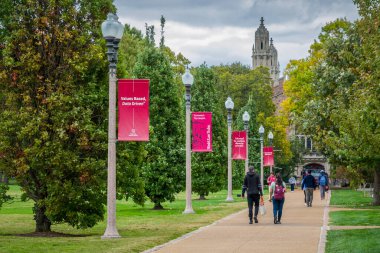 St. LOUIS, MO, ABD - 19 Ekim 2023: St. Louis 'deki Washington Üniversitesi Danforth Kampüsünde kimliği belirsiz kişiler.