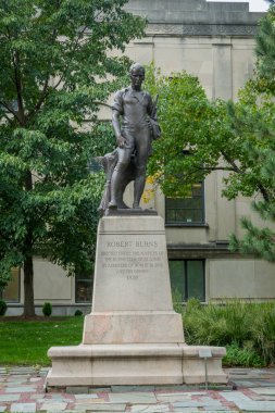 St. LOUIS, MO, ABD - 19 Ekim 2023 Washington Üniversitesi Danforth Kampüsü 'nde Robert Burns Heykeli.