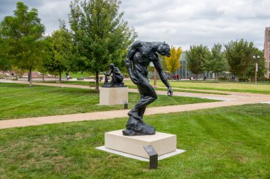 St. LOUIS, MO, ABD - 19 Ekim 2023 Washington Üniversitesi 'nin Danforth Kampüsü' ndeki Gölge ve Çamaşırcı Kadın heykeltıraş.