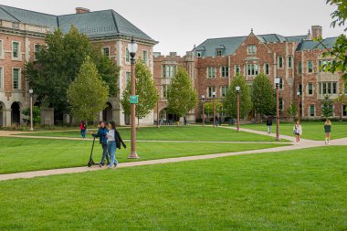 St. LOUIS, MO, ABD - 19 Ekim 2023: St. Louis 'deki Washington Üniversitesi Danforth Kampüsünde kimliği belirsiz kişiler.