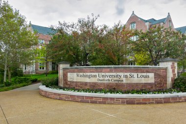 St. LOUIS, MO, ABD - 19 Ekim 2023: St. Louis 'deki Washington Üniversitesi Danforth Kampüsünün giriş duvarı.