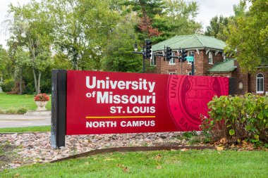 St. LOUIS, MO, ABD - 19 Ekim 2023: Missouri-St. Louis Üniversitesi kampüsünün giriş ve kampüs manzarası.