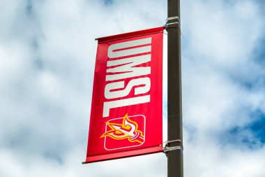 St. LOUIS, MO, ABD - 19 Ekim 2023 Missouri-St. Louis Üniversitesi kampüsünün giriş ve kampüs bayrağı.