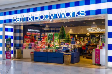 BLOOMINGTON, MN, ABD - 12 Aralık 2023: Bath and Body Works ve kimliği belirsiz şahıslar.