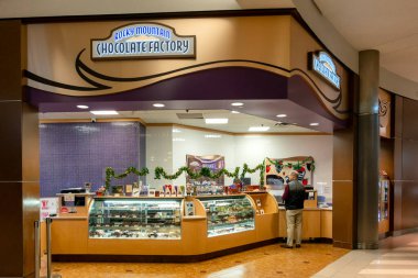 BLOOMINGTON, MN, ABD - 12 Aralık 2023: Rocky Dağı Çikolata Fabrikası ve kimliği belirsiz şahıs Amerika Alışveriş Merkezi 'nde.