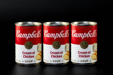 MINNEAPOLIS, MN, ABD - 17 ARALIK 2023: Campbell 's Cream of Chicken Soup.